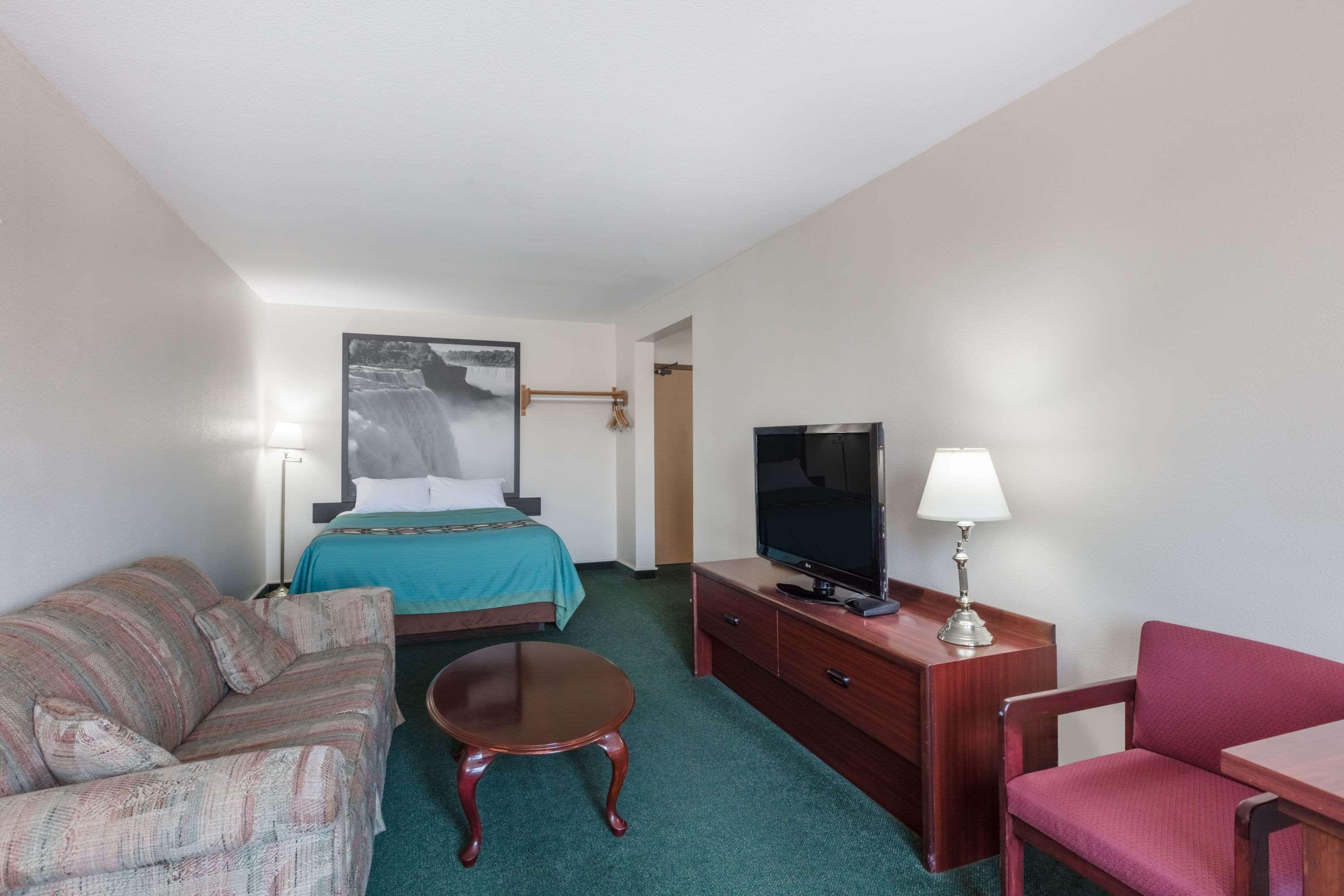 Отель Super 8 By Wyndham Moose Jaw Sk Экстерьер фото